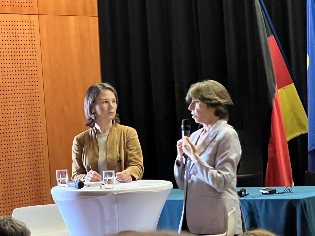 Podiumsgespräch mit Dolmetschertechnik