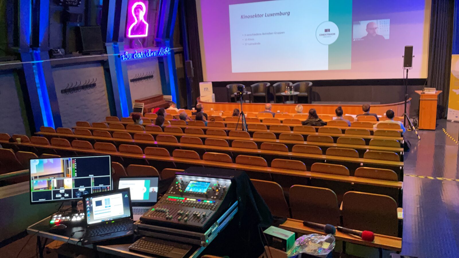 Hybride Podiumsveranstaltung im Kino mit Regiepult