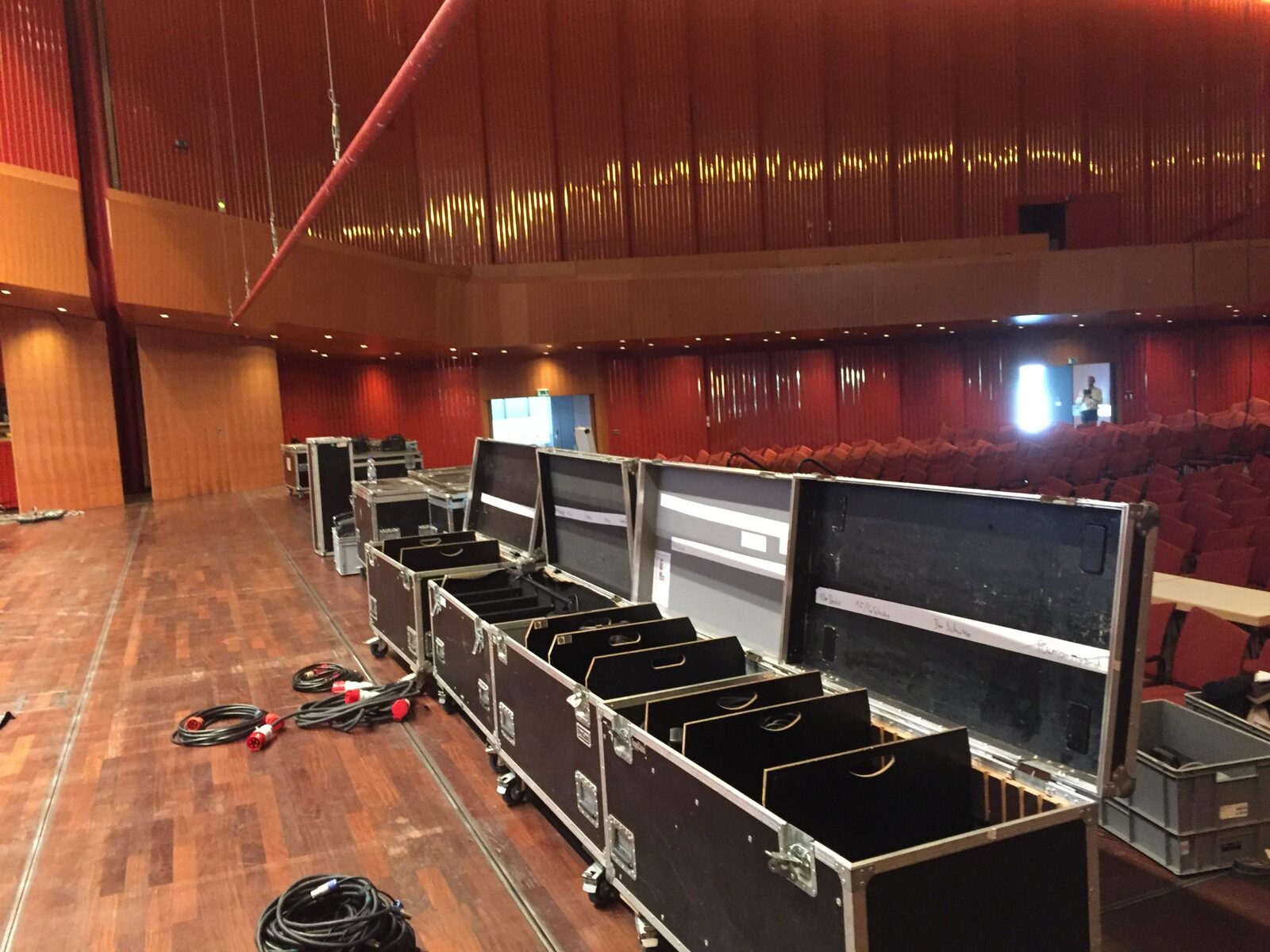 Aufbau von Flightcases im Veranstaltungssaal