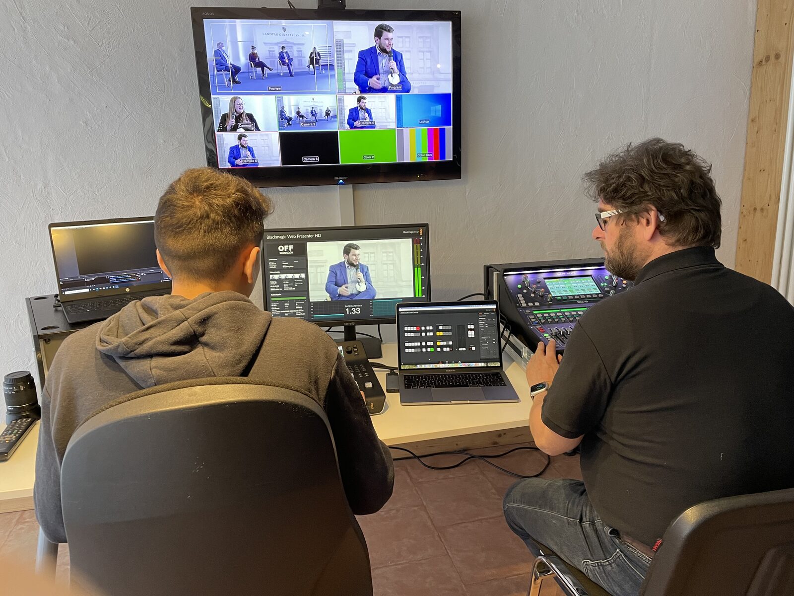 Regie- und Streaming-Arbeitsplatz mit zwei Technikern