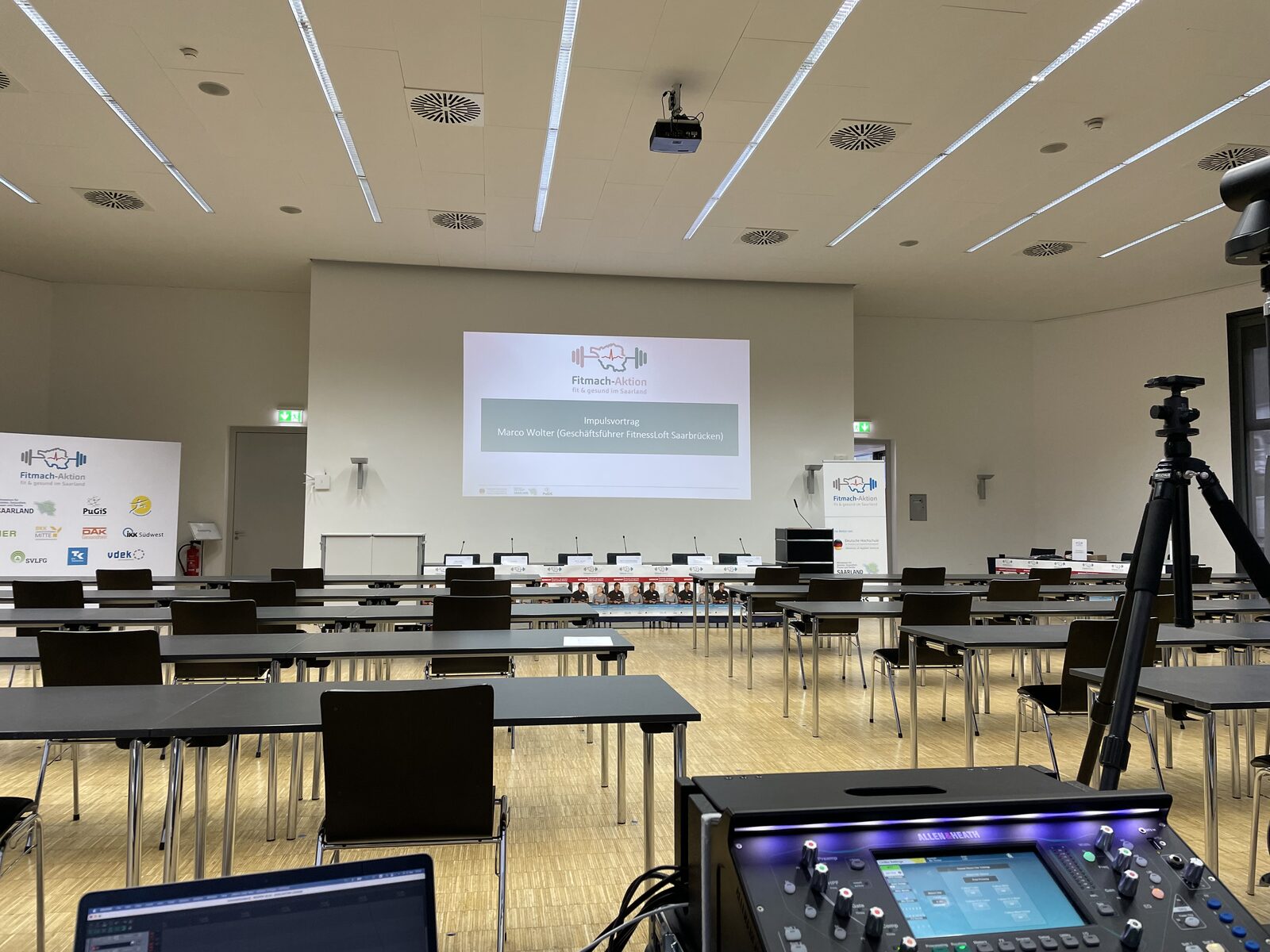 Vorbereiteter Konferenzraum mit Bühnenscreen