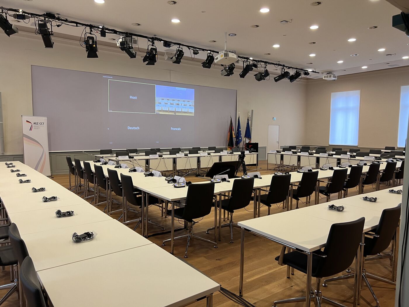 Konferenztechnik mit Dolmetscher-Empfängern im Einsatz