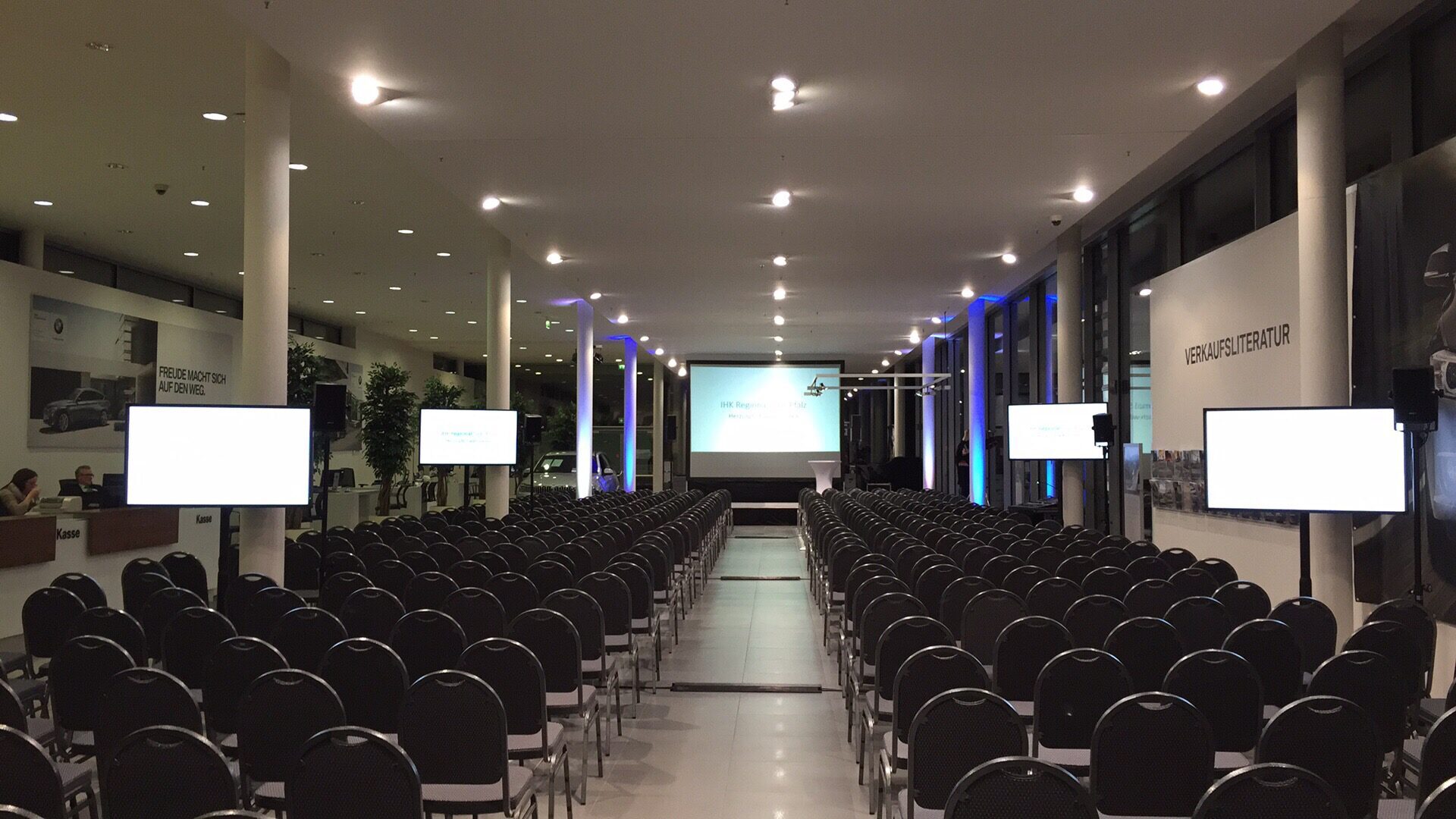 Konferenztechnik mit mehreren Bildschirmen im Einsatz